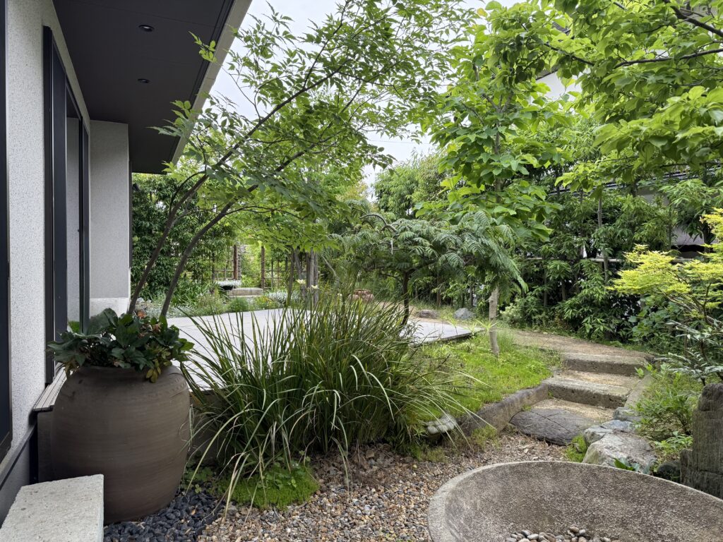 HAYAMA GARDEN(葉山ガーデン)の電話台です♪アンティーク調のクラシカルで上品なデザインで花柄の彫刻とガラス扉のワンポイントが可愛らしい印象です。コンパクトなので寝室や玄関にも！ HAYAMA GARDEN(葉山ガーデン)で取り扱われていたアンティーク調置き鏡